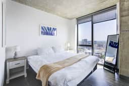 2BR/2BA Luxury Glass Apartment | Amazing Views - Image 4