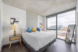 Luxury Apartment w/City Views, Downtown Location - Image 4