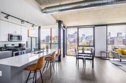 Freshly Minted 2BR - Elegance & Comfort in Central Chicago - Image 2