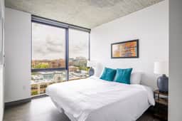 Freshly Minted 2BR - Elegance & Comfort in Central Chicago - Image 3