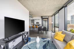 Freshly Minted 2BR - Elegance & Comfort in Central Chicago - Image 5