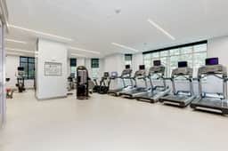 Luxury Apt: Pool & Gym, Near DC & Airport - Image 4