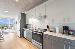 New 4 King Bed / Family Ready Apartment - Image 2