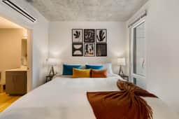 Chic 4-Bedroom with Skyline Views, Firepit and Gym - Image 3