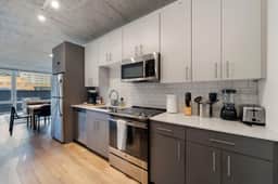 Chic 4-Bedroom with Skyline Views, Firepit and Gym - Image 2