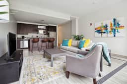 2BR Executive Downtown Retreat - Image 2