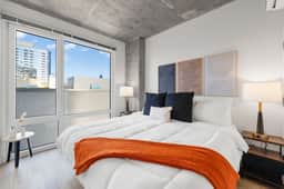 Bright 3BR Stylish Apartment Near North Ave Shops - Image 4