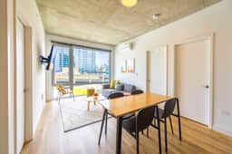 4BR Modern Urban Escape, Walk to Zoo, Lakefront & Red Line - Image 3
