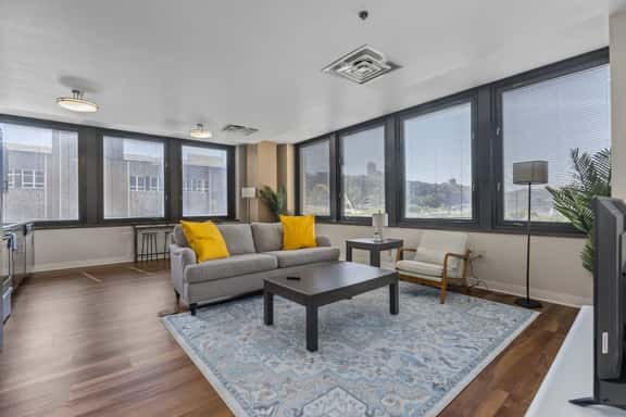 2BR Downtown Apartment with Gym & Deck - Image 1