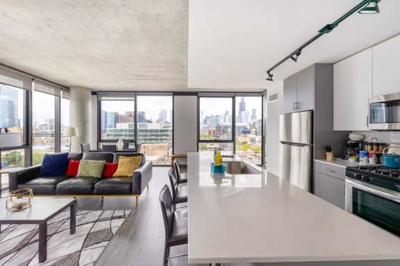 Luxury Apartment w/City Views, Downtown Location - Image 1