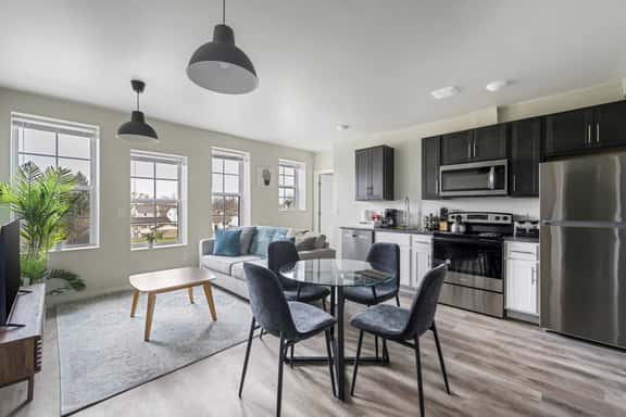 2BR Luxury Suite Near Henry Ford - Image 1