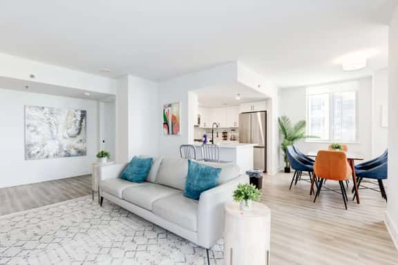 2BR Modern Apartment Near DC & Airport - Image 1