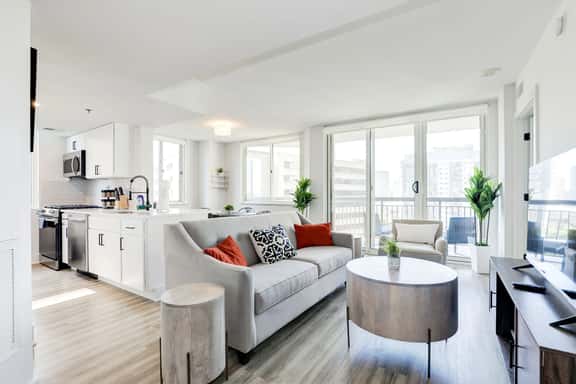 Luxury Apt: Pool & Gym, Near DC & Airport - Image 1