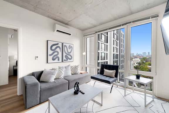 New 4 King Bed / Family Ready Apartment - Image 1
