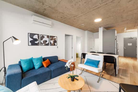 Chic 4-Bedroom with Skyline Views, Firepit and Gym - Image 1