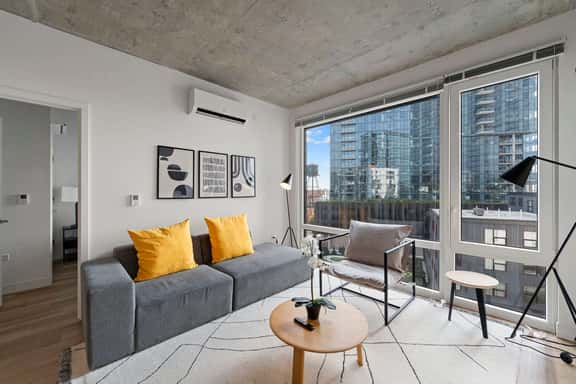 Spacious 4BR Central Apartment w/ Skyline Views - Image 1