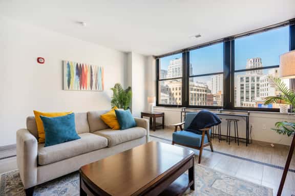 2BR Downtown Luxury Getaway - Image 1