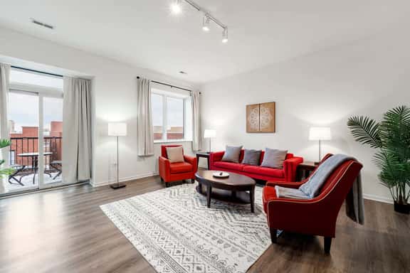 Bronzeville Gem: Balcony, Gym & Rooftop Deck - Image 1
