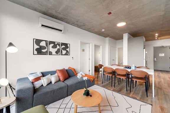 Bright 4BR Apartment Near Lincoln Park Zoo - Image 1