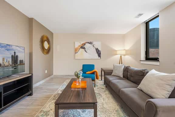3BR Modern & Spacious Downtown Apartment - Image 1
