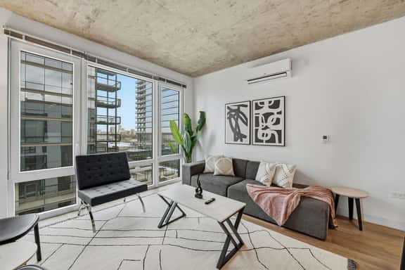 Envitae Hotel, 4BR Modern Sleek Apartment - Image 1