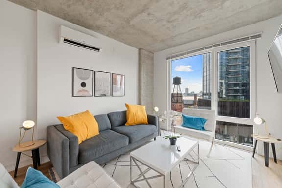 Modern 2BR Retreat Near Old Town & Lincoln Park - Image 1