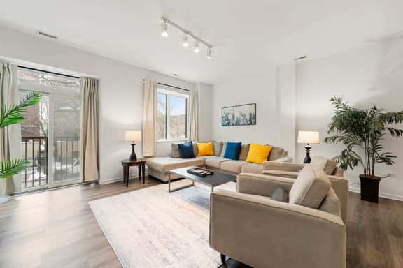 Spacious 3BR · Bronzeville/South Loop · Sleeps 8 - Image 1