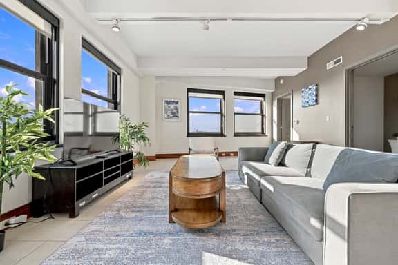 Modern Loft Living in Downtown Detroit w City View - Image 1