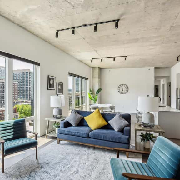 3BR Luxury Suite w/Gym and Balcony - Image 1