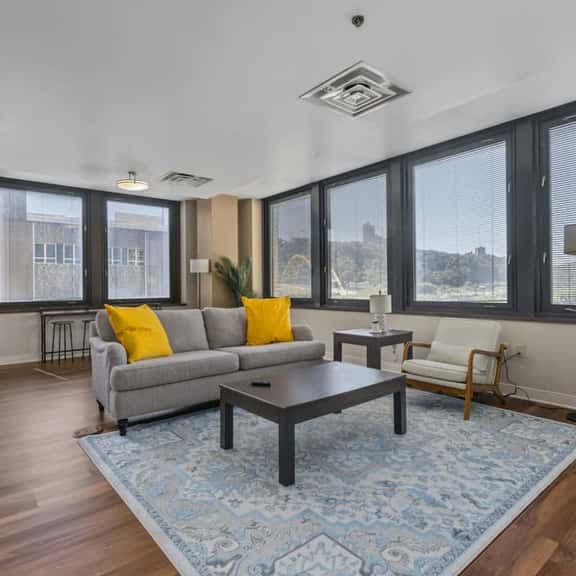 2BR Downtown Apartment with Gym & Deck - Image 1