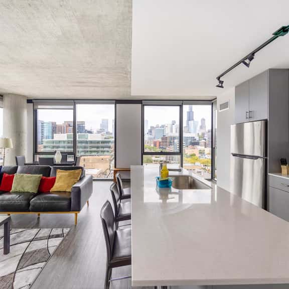 Luxury Apartment w/City Views, Downtown Location - Image 1