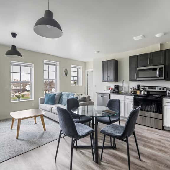 2BR Luxury Suite Near Henry Ford - Image 1