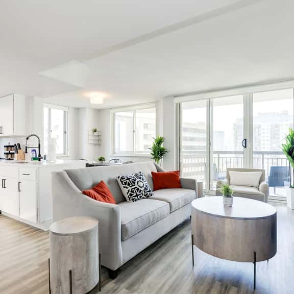 Luxury Apt: Pool & Gym, Near DC & Airport - Image 1