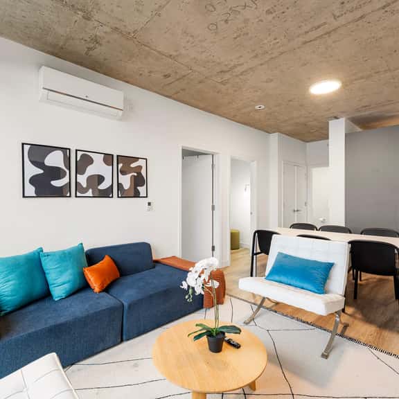 Chic 4-Bedroom with Skyline Views, Firepit and Gym - Image 1