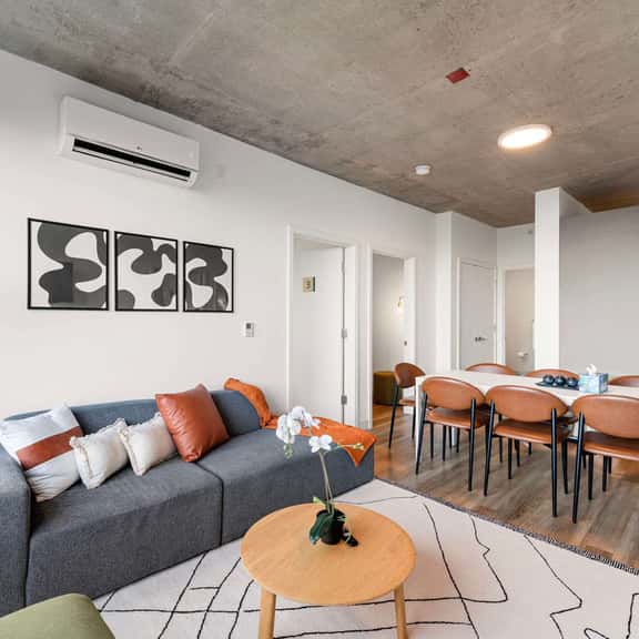 Bright 4BR Apartment Near Lincoln Park Zoo - Image 1