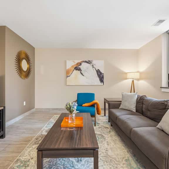 3BR Modern & Spacious Downtown Apartment - Image 1