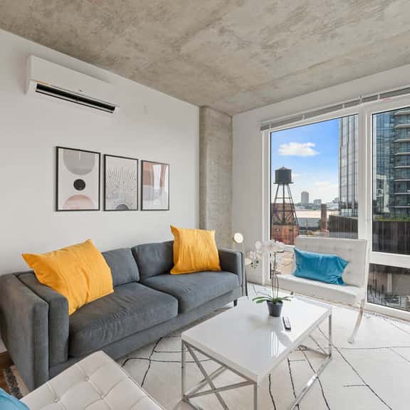 Modern 2BR Retreat Near Old Town & Lincoln Park - Image 1