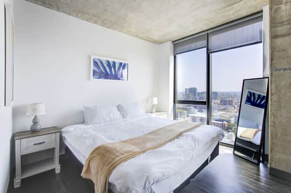 2BR/2BA Luxury Glass Apartment | Amazing Views - Image 4
