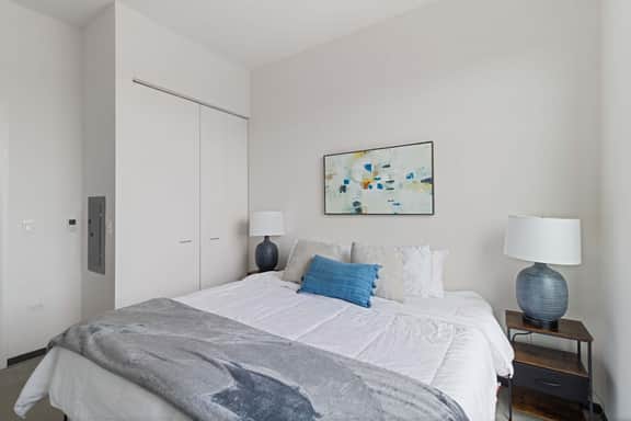 2BR City Loft Sweeping Glass Views - Image 4