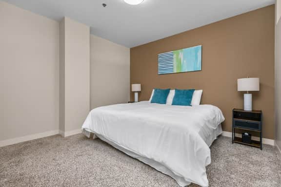 2BR Downtown Apartment with Gym & Deck - Image 3