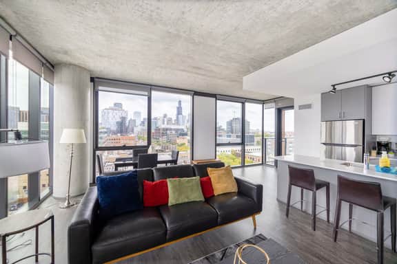 Luxury Apartment w/City Views, Downtown Location - Image 2