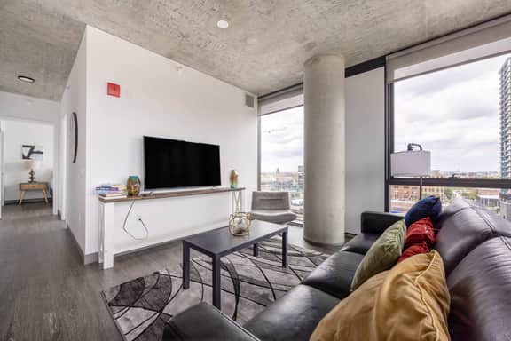 Luxury Apartment w/City Views, Downtown Location - Image 5