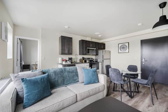 2BR Luxury Suite Near Henry Ford - Image 3