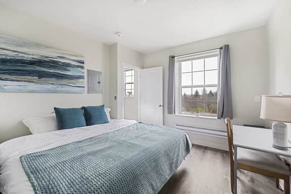 2BR Luxury Suite Near Henry Ford - Image 4
