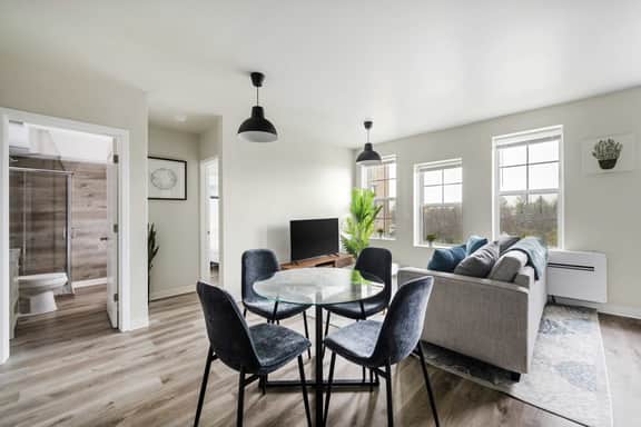 2BR Luxury Suite Near Henry Ford - Image 2