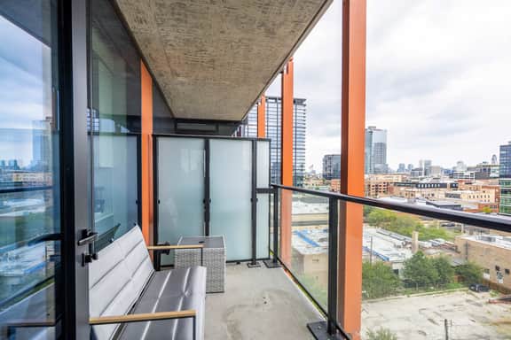 Freshly Minted 2BR - Elegance & Comfort in Central Chicago - Image 4