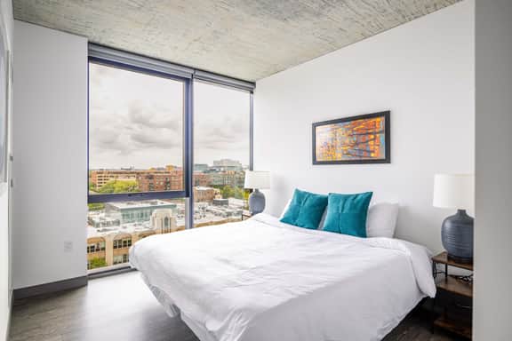 Freshly Minted 2BR - Elegance & Comfort in Central Chicago - Image 3
