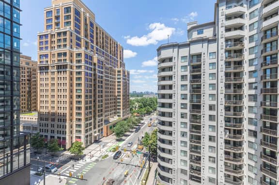 2BR Modern Apartment Near DC & Airport - Image 2