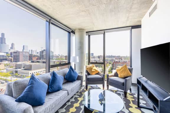 Glass Views, 2 King Bed Perfect City Escape - Image 4