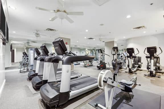 2BR Executive City Suite With Gym & Pool - Image 4